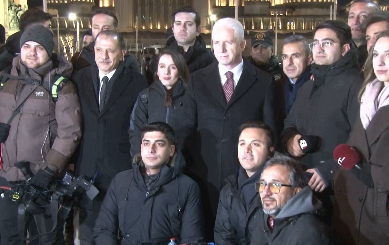 İstanbul Valisi Gül ve İl Emniyet Müdürü Yıldız, Taksim’de denetim noktasını ziyaret etti
