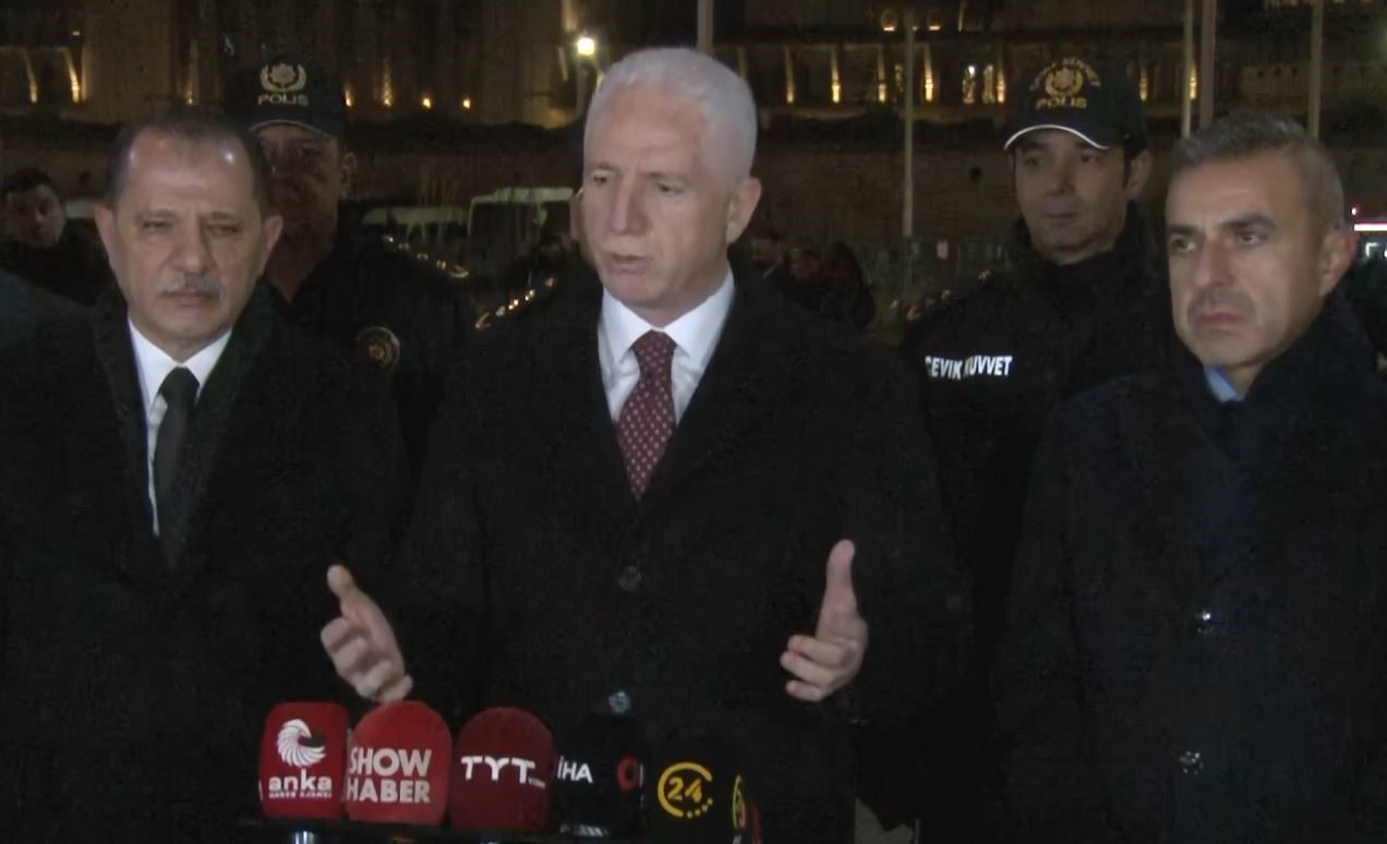 İstanbul Valisi Gül ve İl Emniyet Müdürü Yıldız, Taksim’de denetim noktasını ziyaret etti

