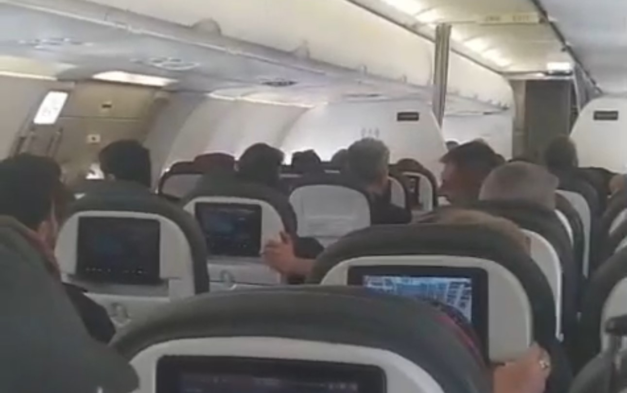 İstanbul-Van seferini yapan uçak zorlu hava şartlarına rağmen başarıyla indi
