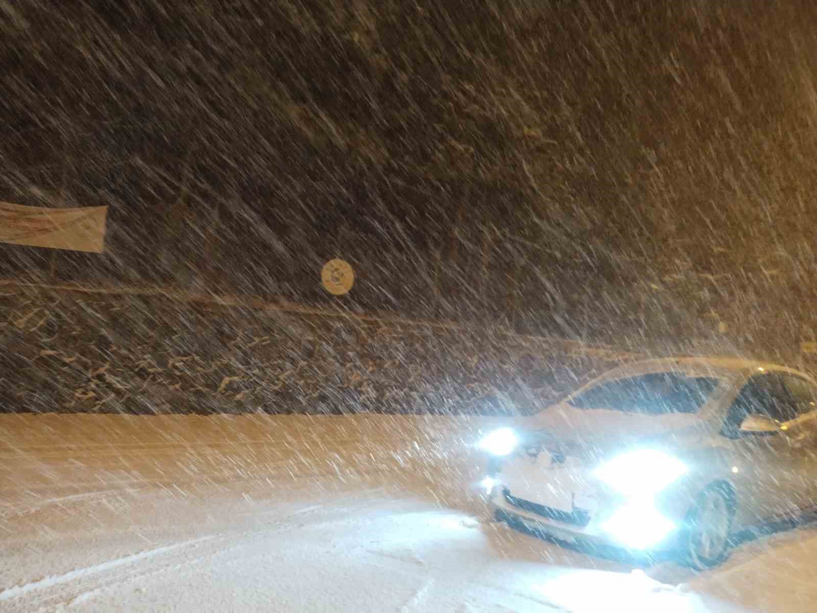 İstanbul yeni yıla karla girdi, yollar beyaza büründü
