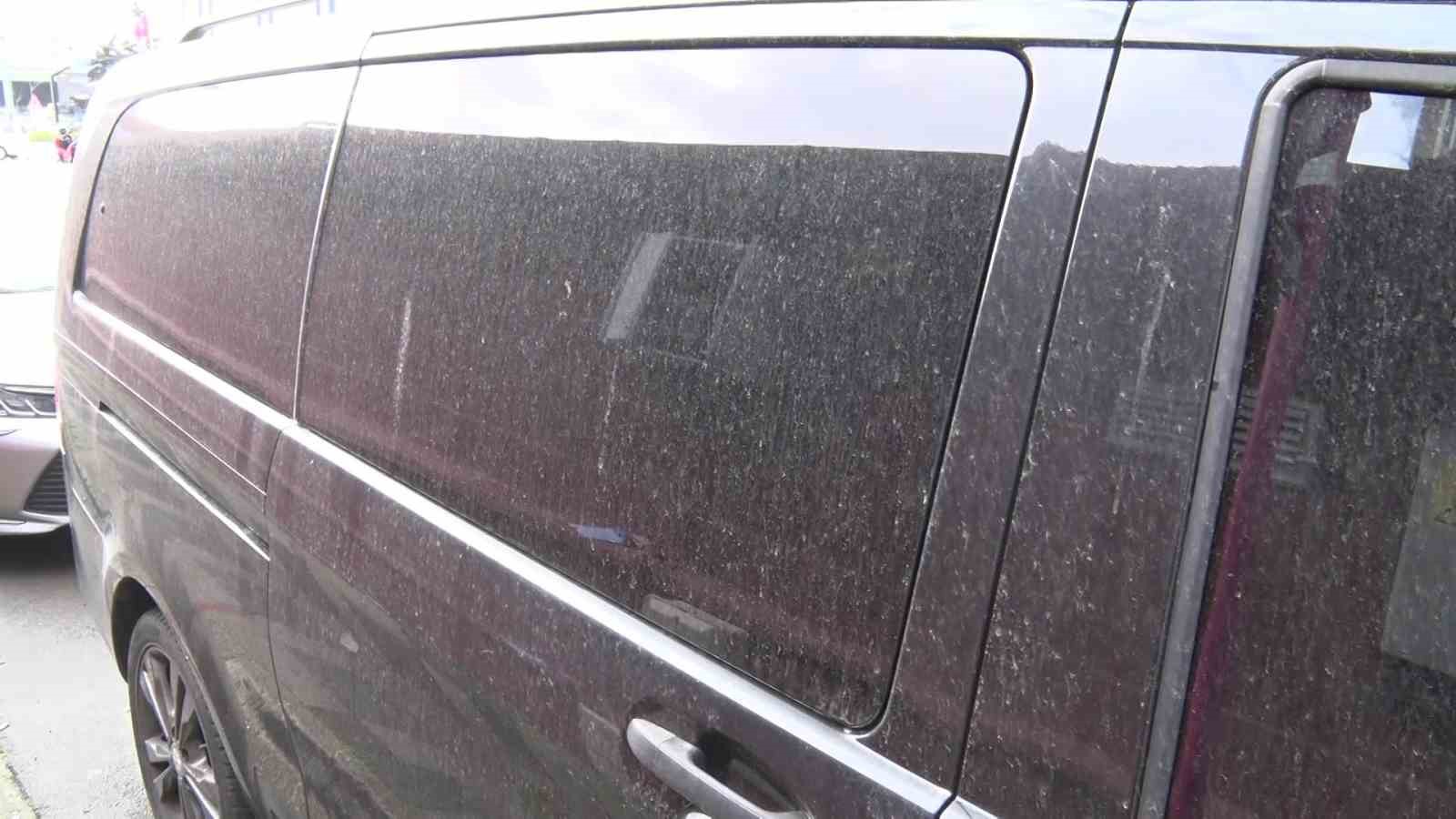 İstanbul’a çamur yağdı, araçlar çamurla kaplandı
