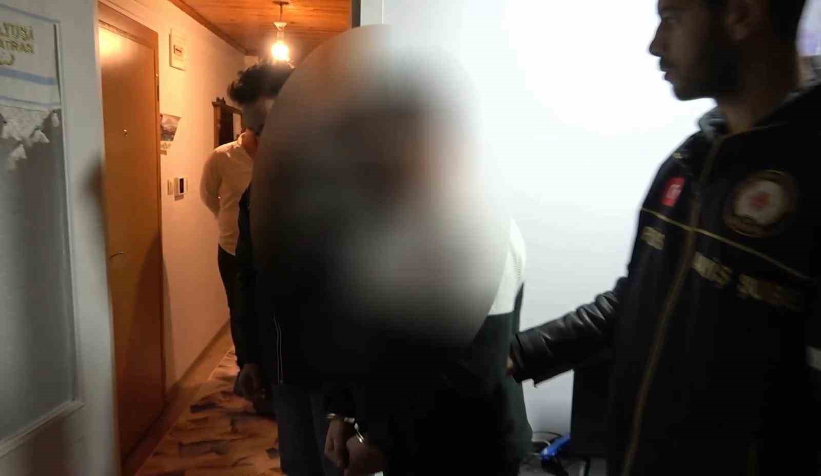 İstanbul’da 2019’daki kayıp dosyasından cinayet çıktı: Eşini öldürüp parçaladı
İstanbul’da 2019’daki kayıp dosyasından cinayet çıktı: Eşini öldürüp parçaladı