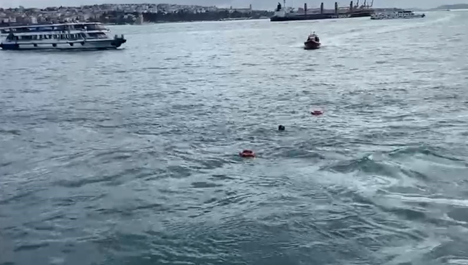 İstanbul’da bir kişi vapurdan denize atladı, görevliler ve vatandaşlar onun için seferber oldu
