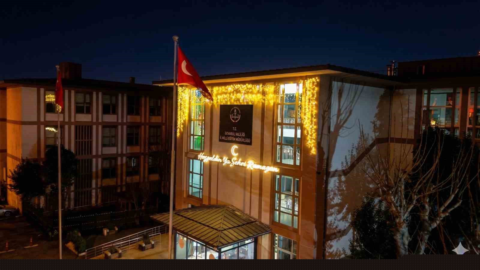 İstanbul’da bu yıl okulların sadece içi değil, dışı da Ramazan’la aydınlandı
