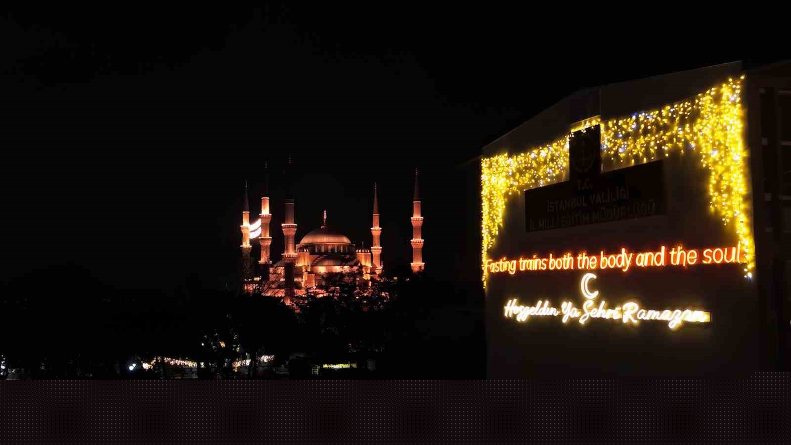 İstanbul’da bu yıl okulların sadece içi değil, dışı da Ramazan’la aydınlandı
