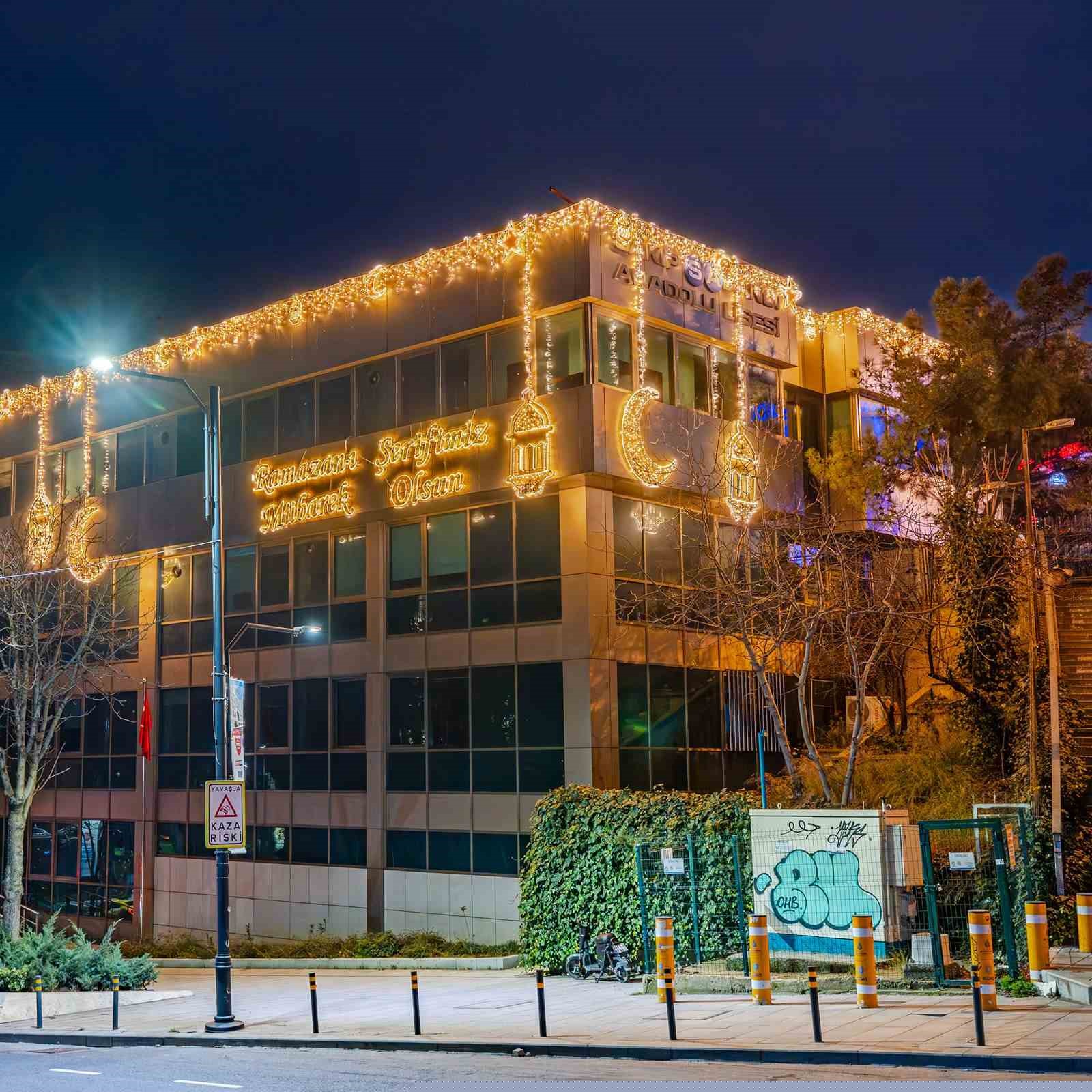 İstanbul’da bu yıl okulların sadece içi değil, dışı da Ramazan’la aydınlandı
