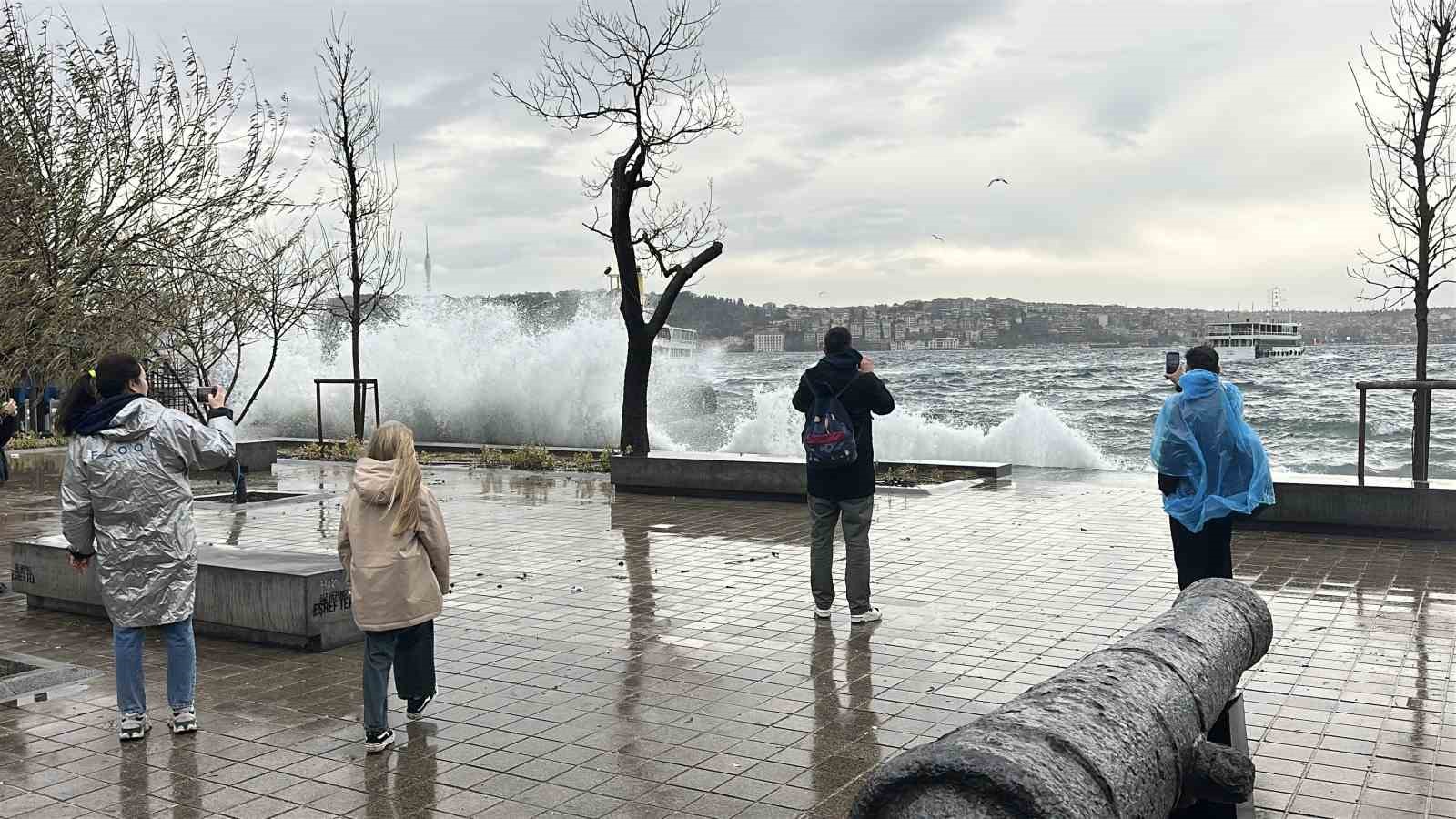 İstanbul’da dev dalgalar oluştu
