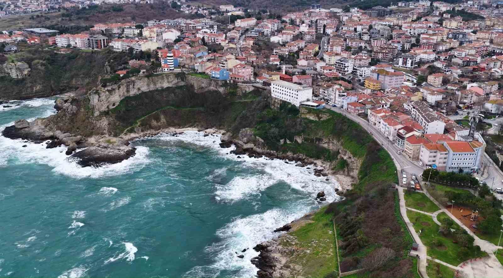 İstanbul’da fırtına Şile Sahili’ni vurdu: Dev dalgalar havadan görüntülendi
