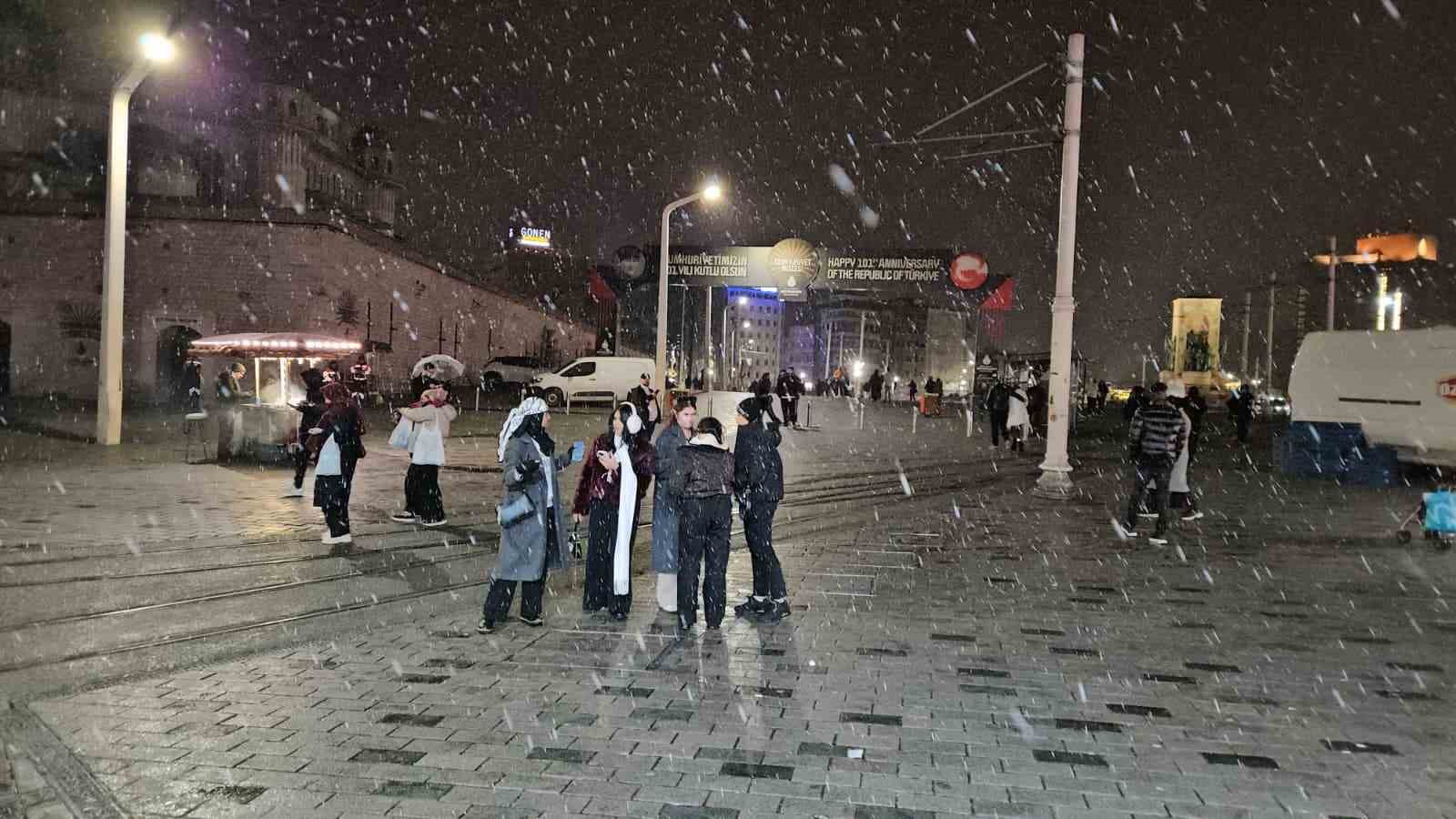 İstanbul’da gece saatlerinde yağması beklenen kar aralıklarla etkisini gösterdi
