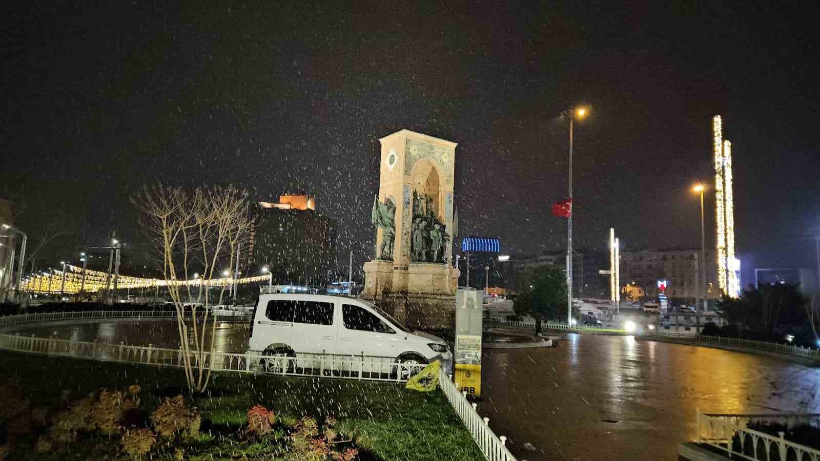 İstanbul’da gece saatlerinde yağması beklenen kar aralıklarla etkisini gösterdi
