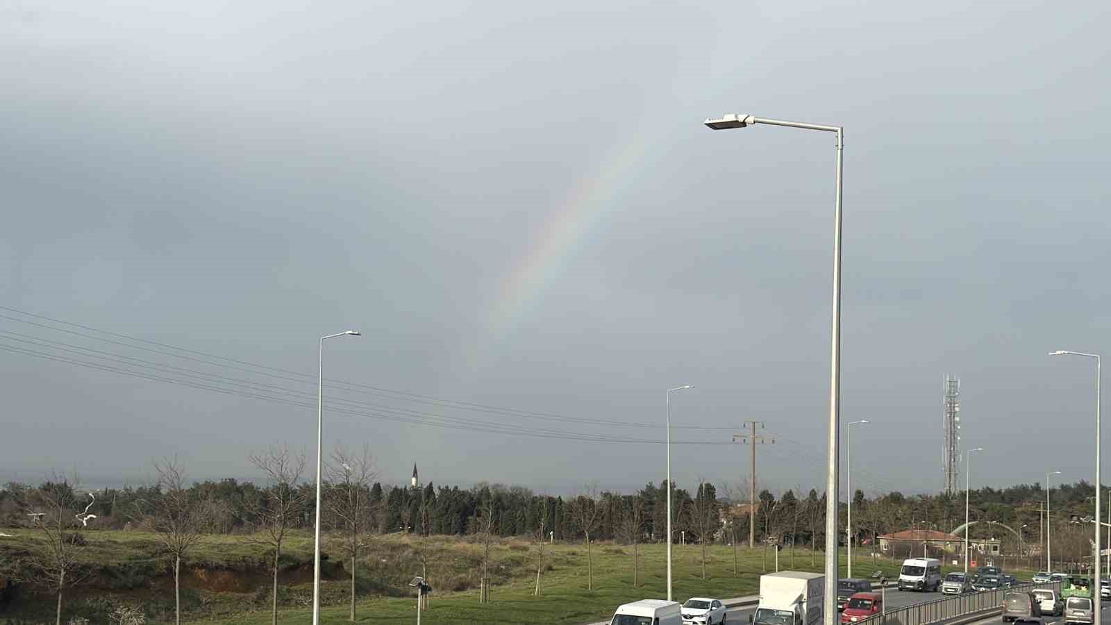İstanbul’da gökkuşağı trafikte görsel şölen oluşturdu
