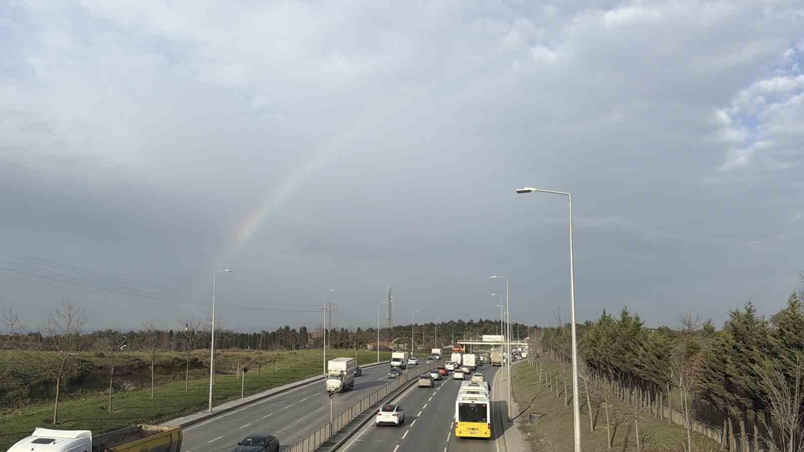 İstanbul’da gökkuşağı trafikte görsel şölen oluşturdu
