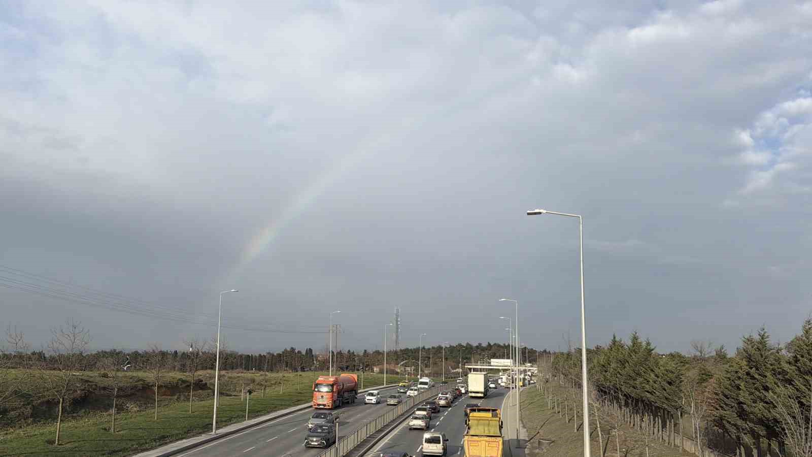 İstanbul’da gökkuşağı trafikte görsel şölen oluşturdu
