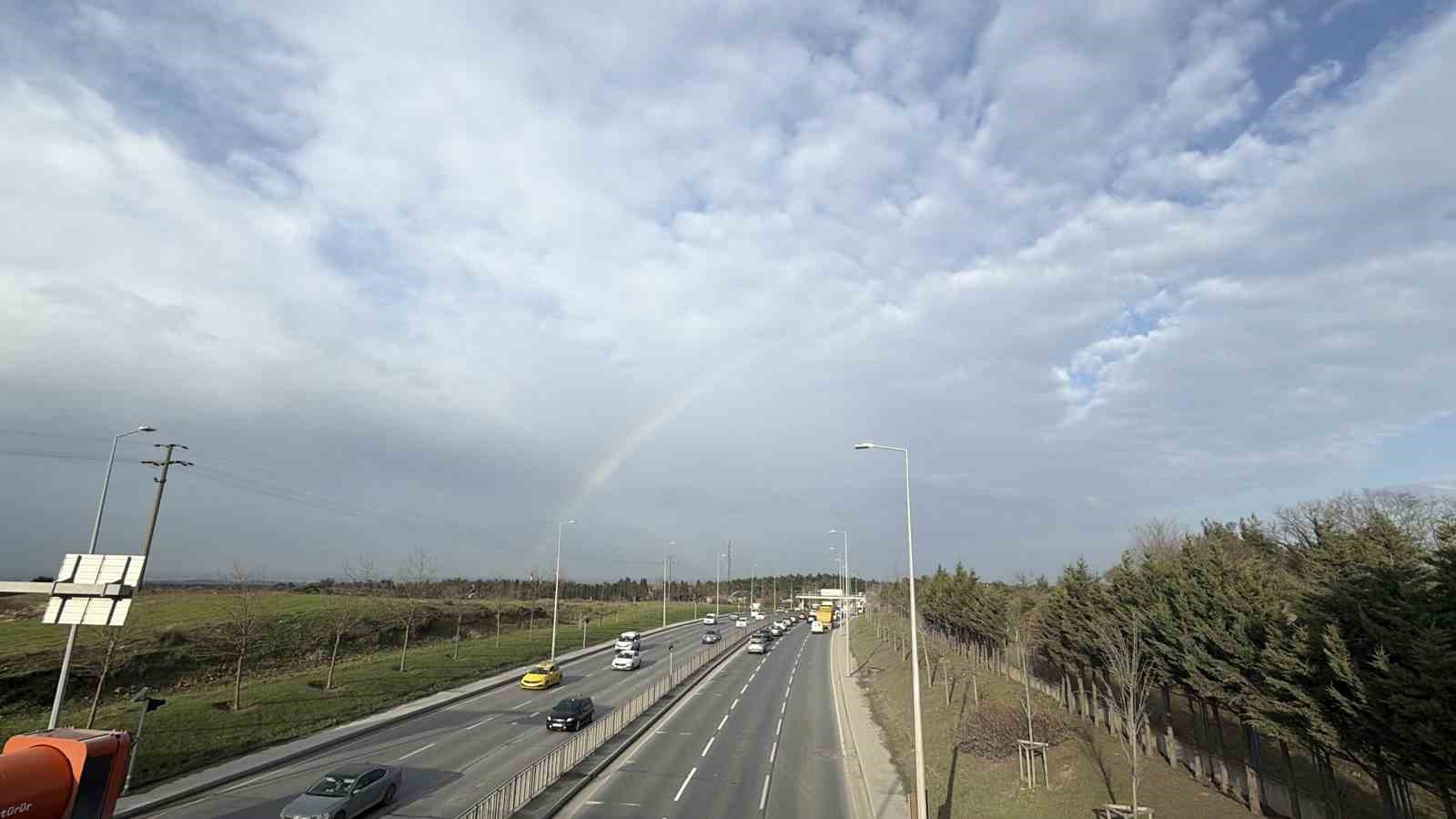 İstanbul’da gökkuşağı trafikte görsel şölen oluşturdu
