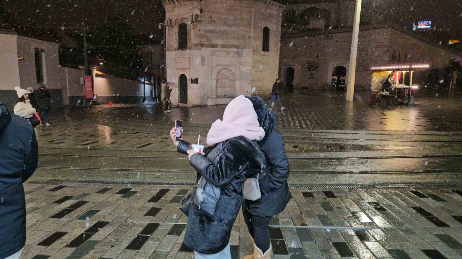 İstanbul’da gün boyu beklenen kar yağışı gece saatlerinde etkisini gösterdi
