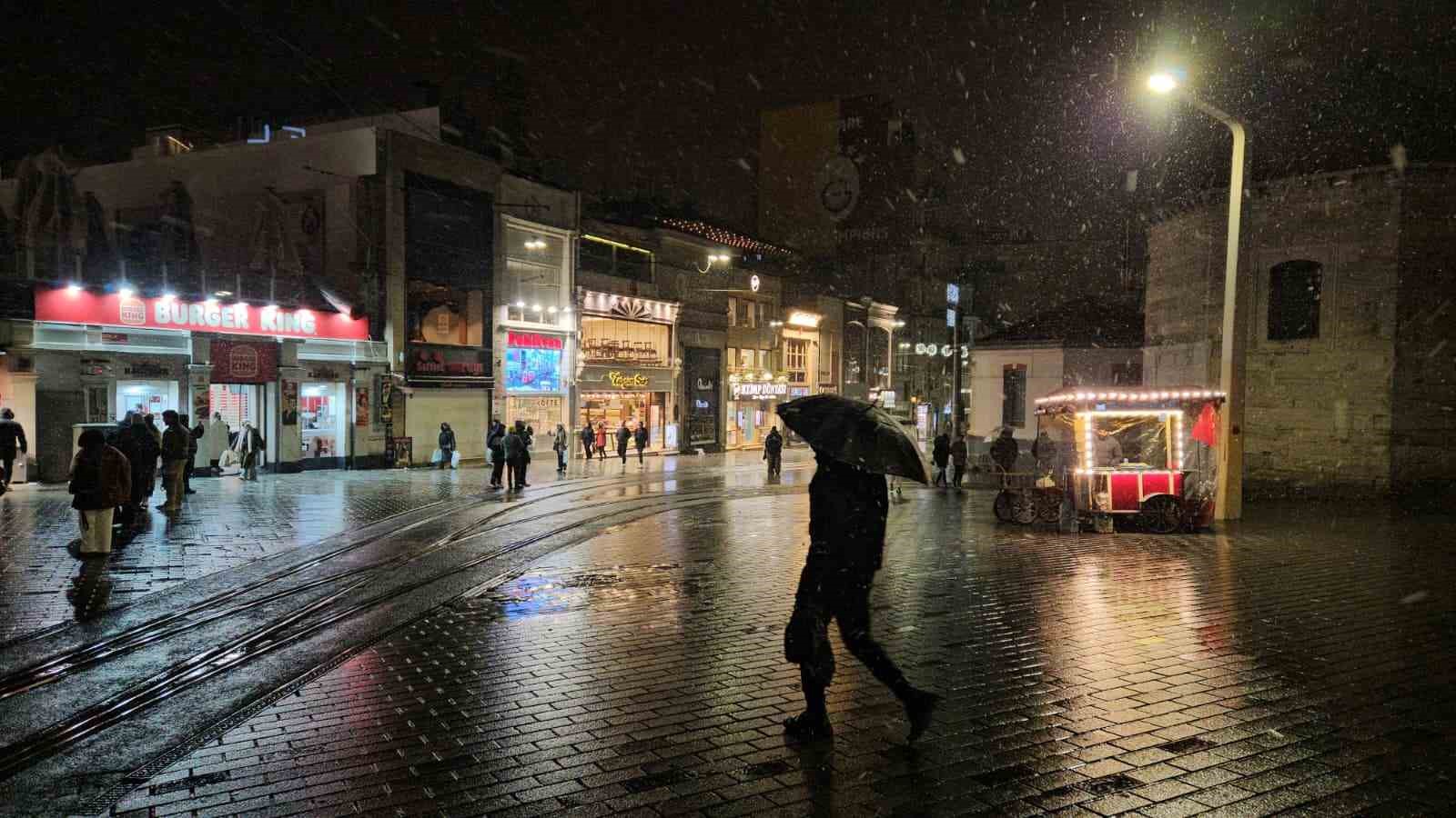 İstanbul’da gün boyu beklenen kar yağışı gece saatlerinde etkisini gösterdi
