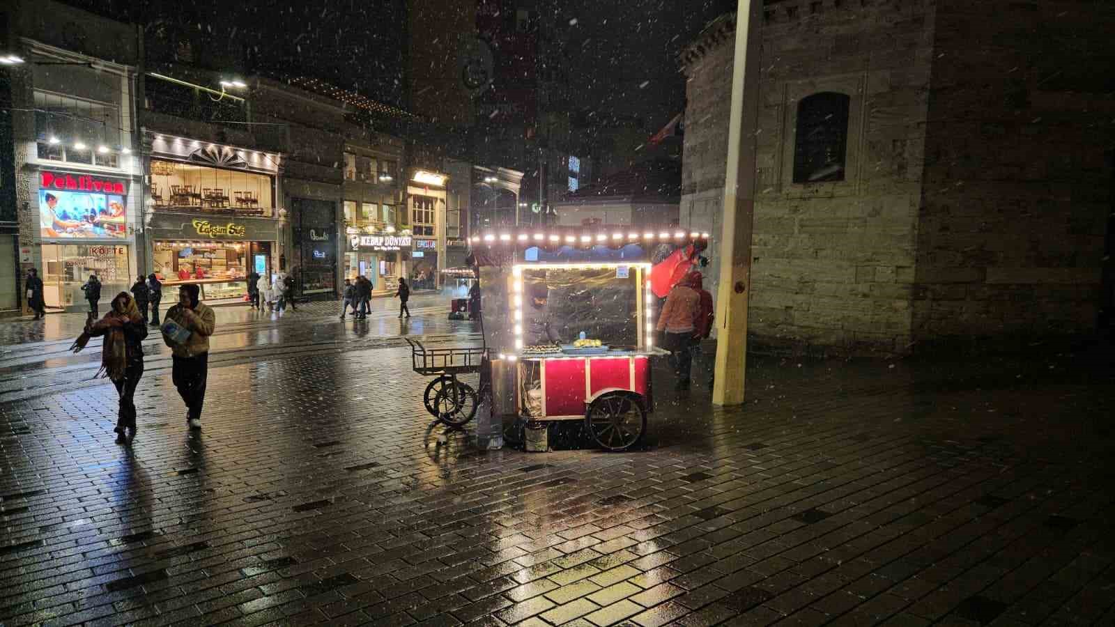 İstanbul’da gün boyu beklenen kar yağışı gece saatlerinde etkisini gösterdi
