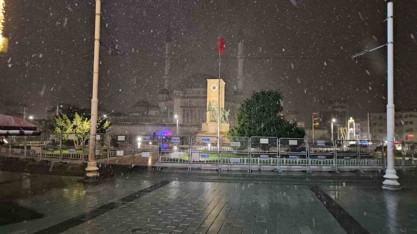 İstanbul’da gün boyu beklenen kar yağışı gece saatlerinde etkisini gösterdi
