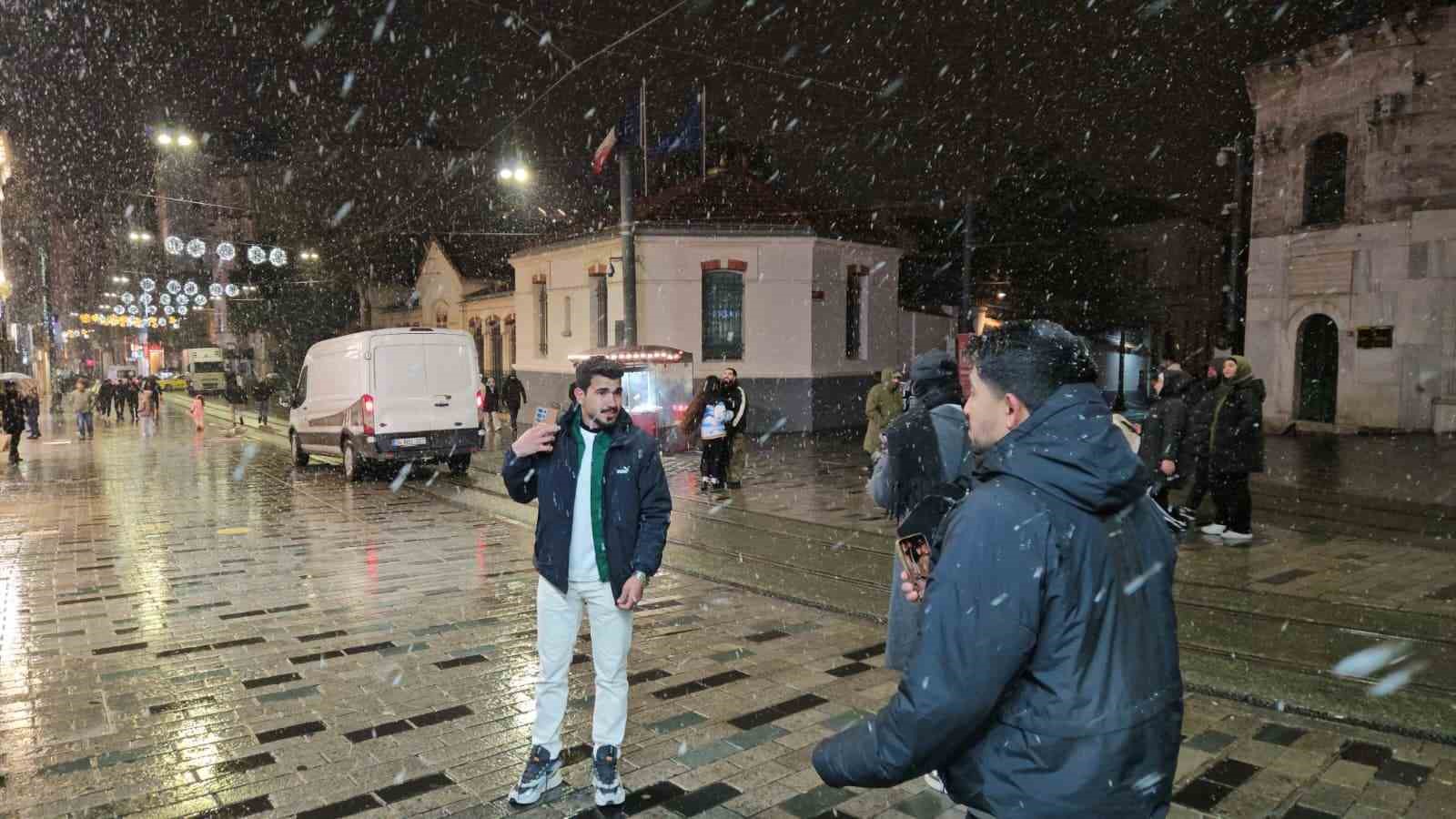İstanbul’da gün boyu beklenen kar yağışı gece saatlerinde etkisini gösterdi
