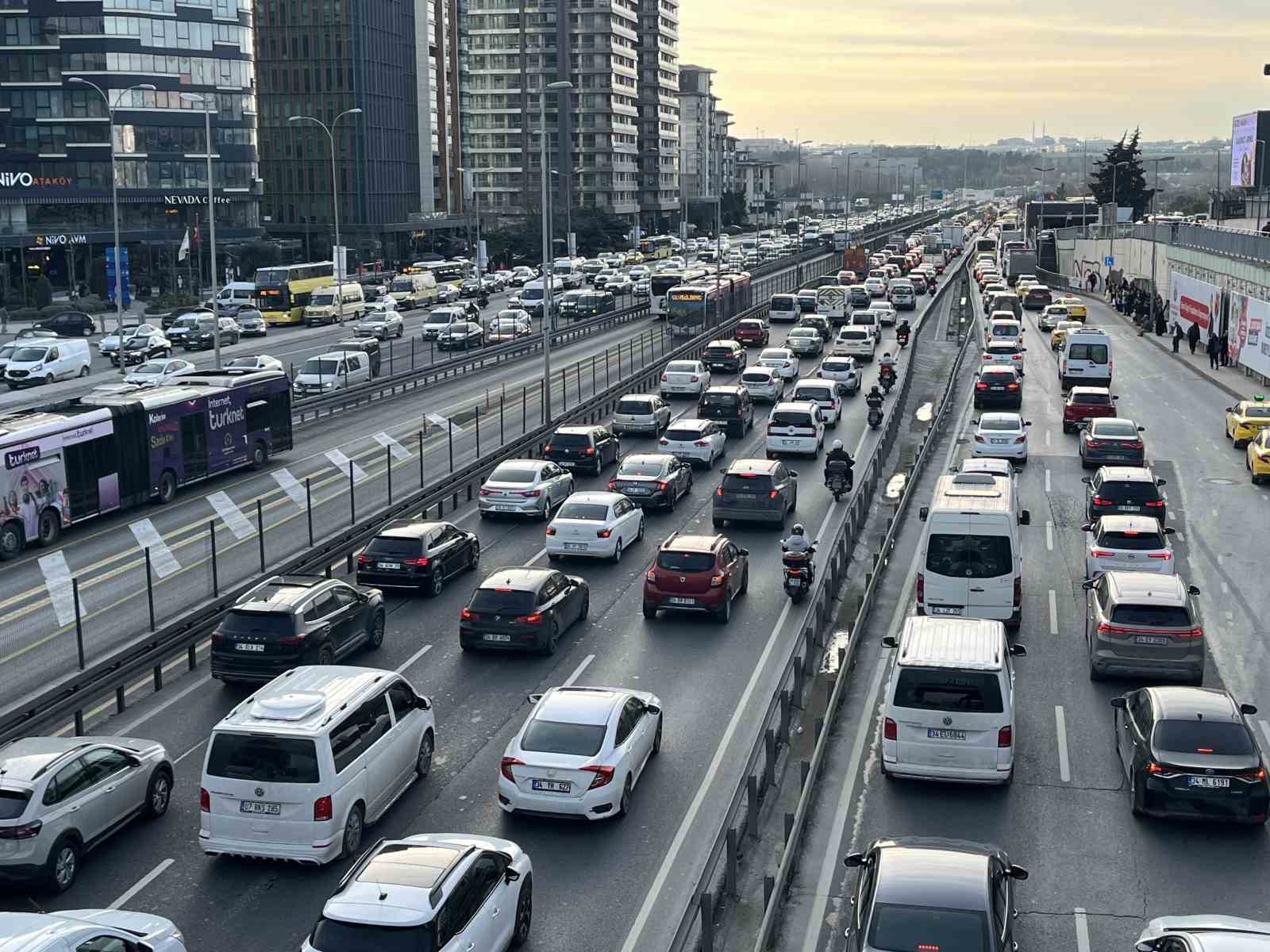 İstanbul’da iftar öncesi trafik yoğunluğu yüzde 81’e çıktı
