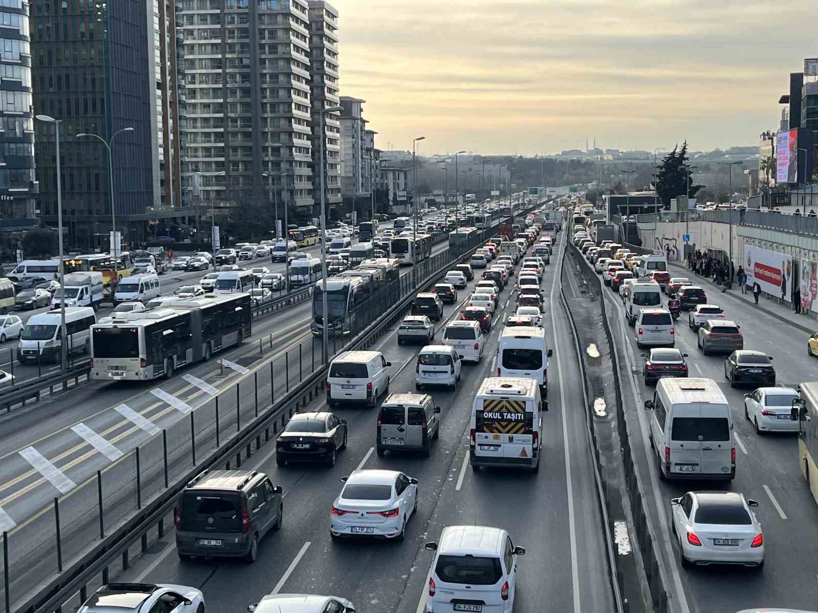 İstanbul’da iftar öncesi trafik yoğunluğu yüzde 81’e çıktı
