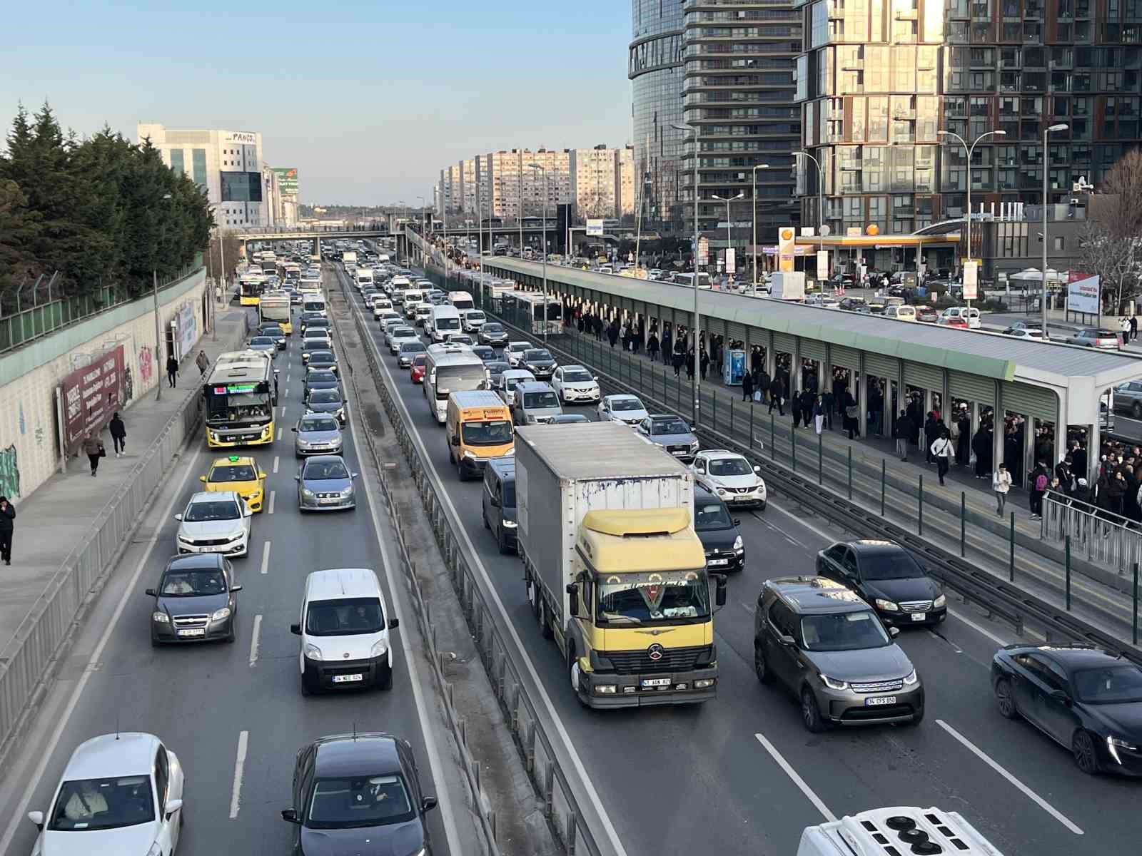 İstanbul’da iftar öncesi trafik yoğunluğu yüzde 81’e çıktı
