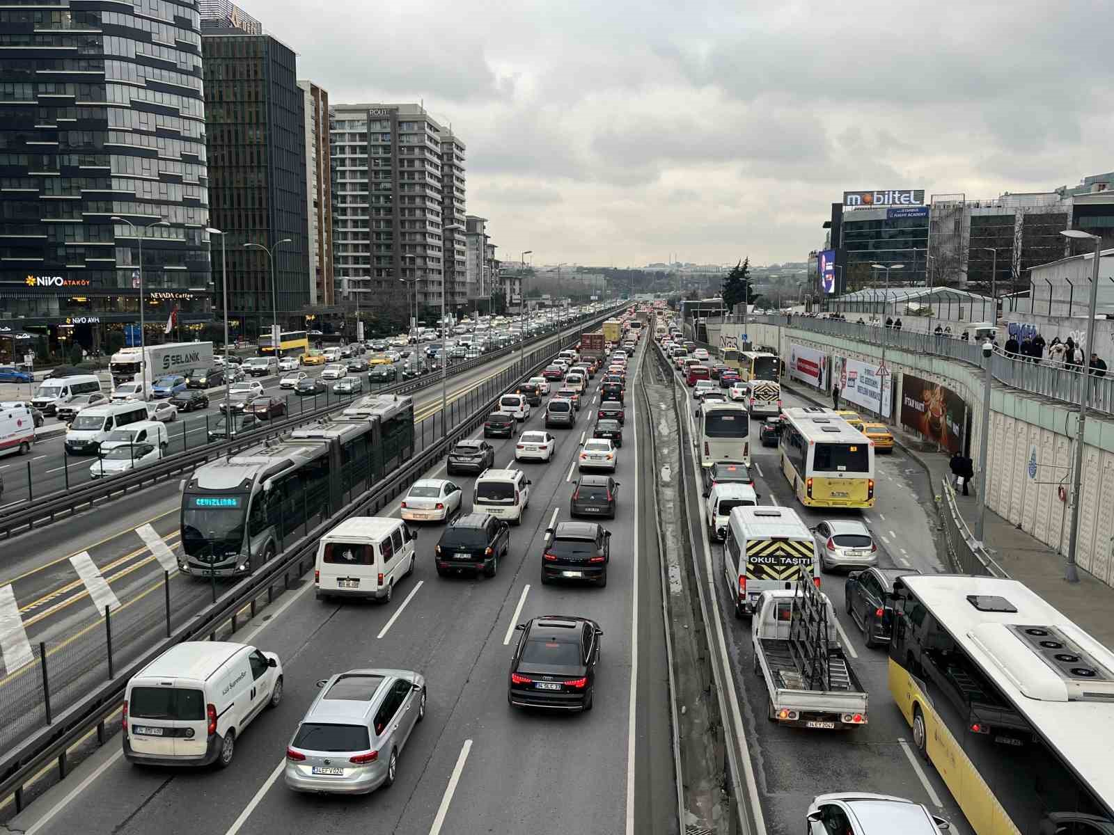 İstanbul’da iftar öncesi trafik yoğunluğu yüzde 87’e çıktı
