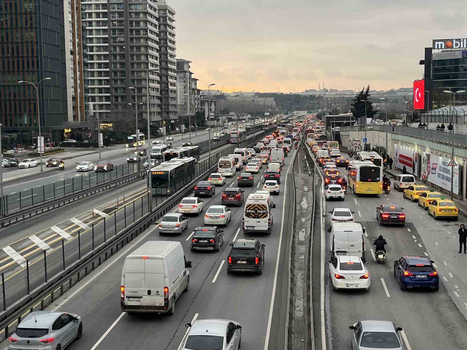 İstanbul’da iftar öncesi trafik yoğunluğu yüzde 87’e çıktı
