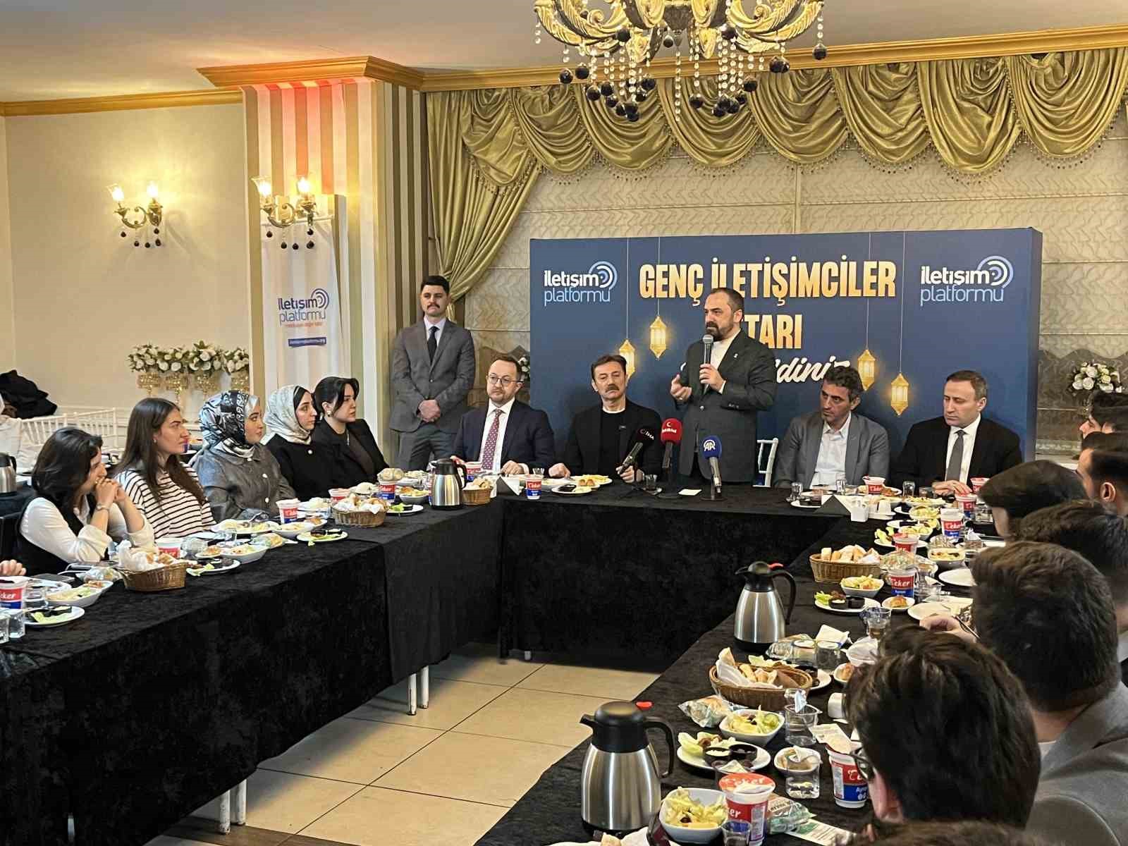 İstanbul’da iletişim fakültesi öğrencileri AK Parti’nin düzenlediği iftarda buluştu
