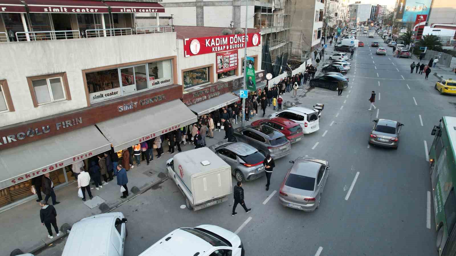 İstanbul’da ilk iftarda pide kuyruğu havadan görüntülendi
