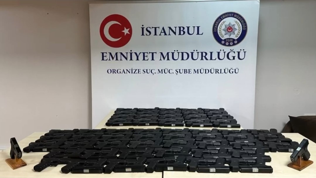 İstanbul’da kaçak silah operasyonu: Takside ve depoda 113 tabanca ele geçirildi
