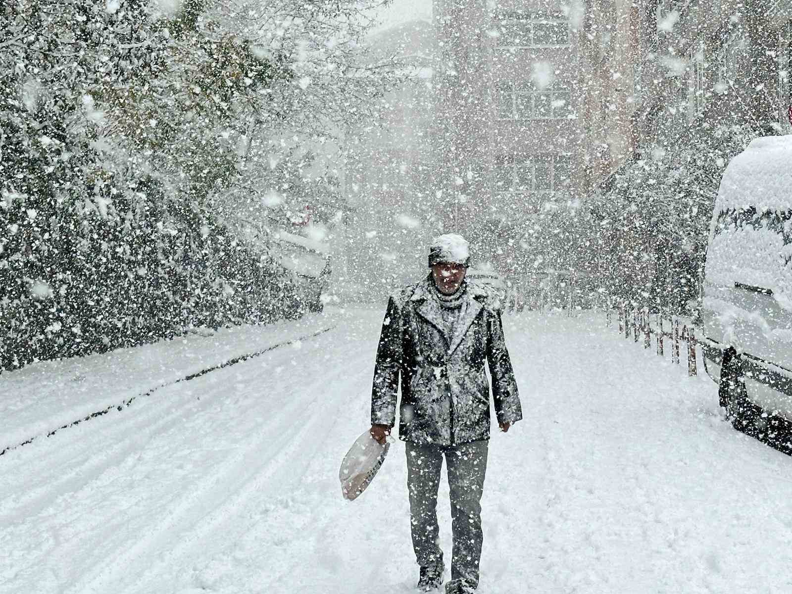İstanbul’da kar yağışı, araçlar güçlükle ilerledi
