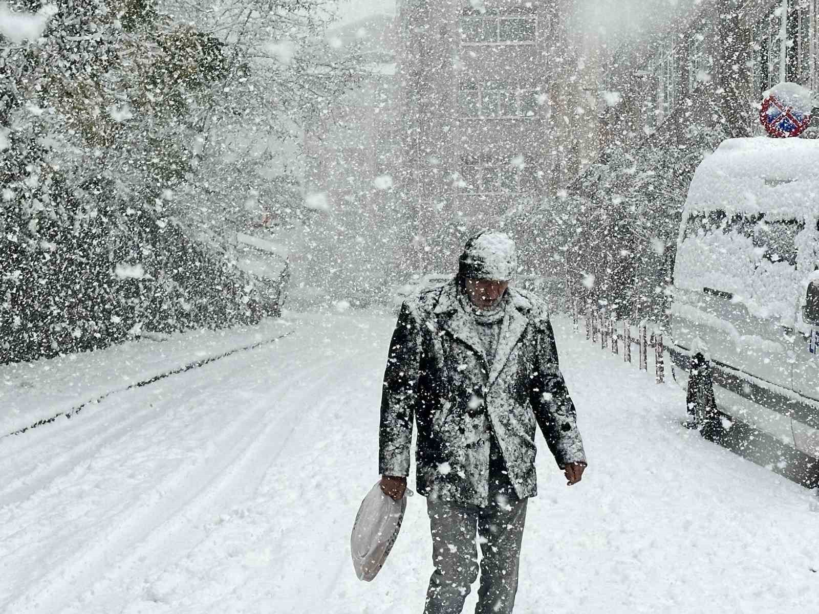 İstanbul’da kar yağışı, araçlar güçlükle ilerledi
