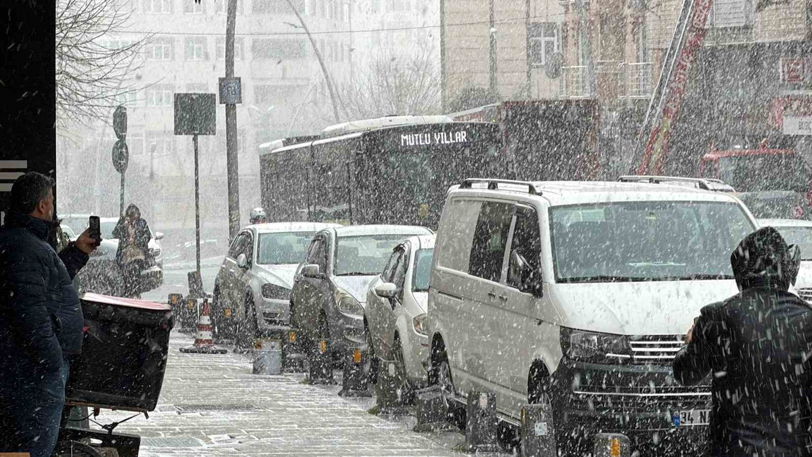 İstanbul’da kar yağışı etkili oluyor

