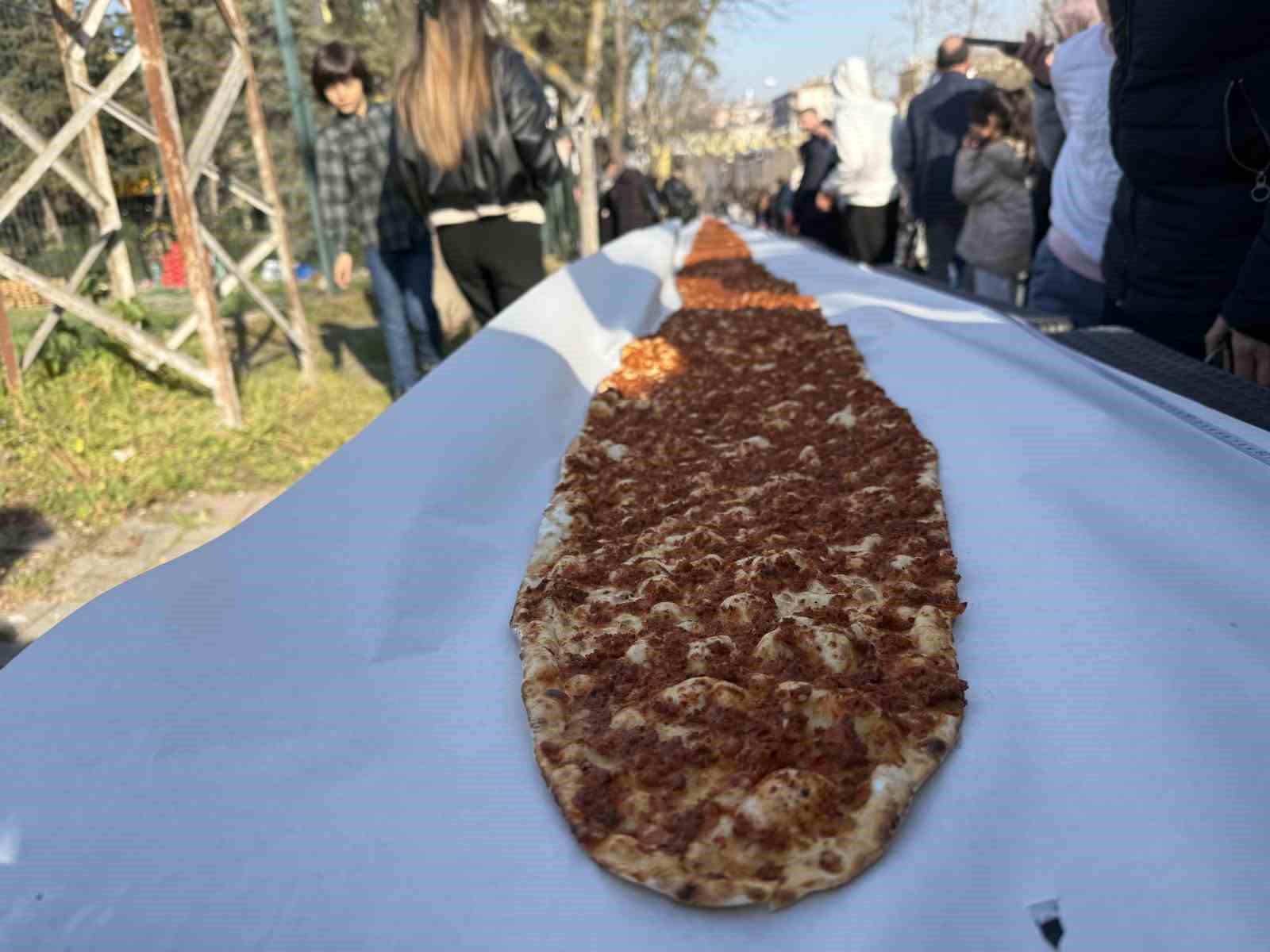 İstanbul’da lahmacun rekoru: 63 metrelik dev lahmacun Guinness’e girdi
