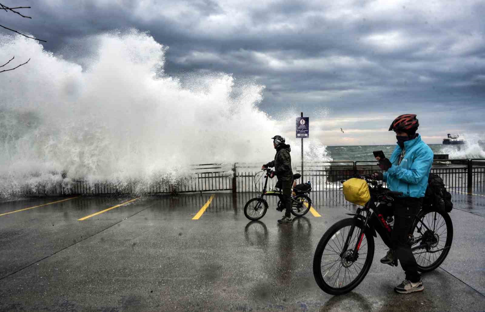 İstanbul’da lodos etkili oldu, dev dalgalar sahili kapladı
