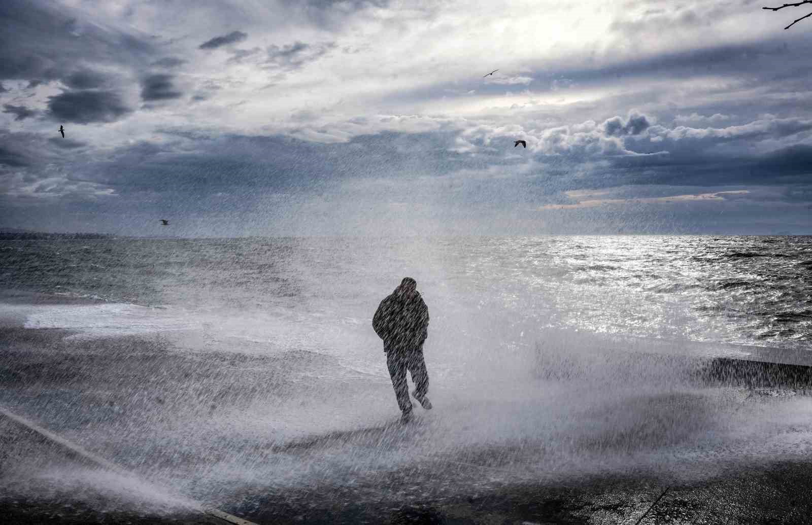 İstanbul’da lodos etkili oldu, dev dalgalar sahili kapladı

