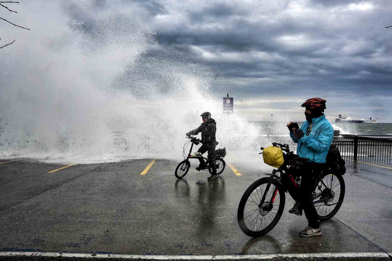 İstanbul’da lodos etkili oldu, dev dalgalar sahili kapladı
