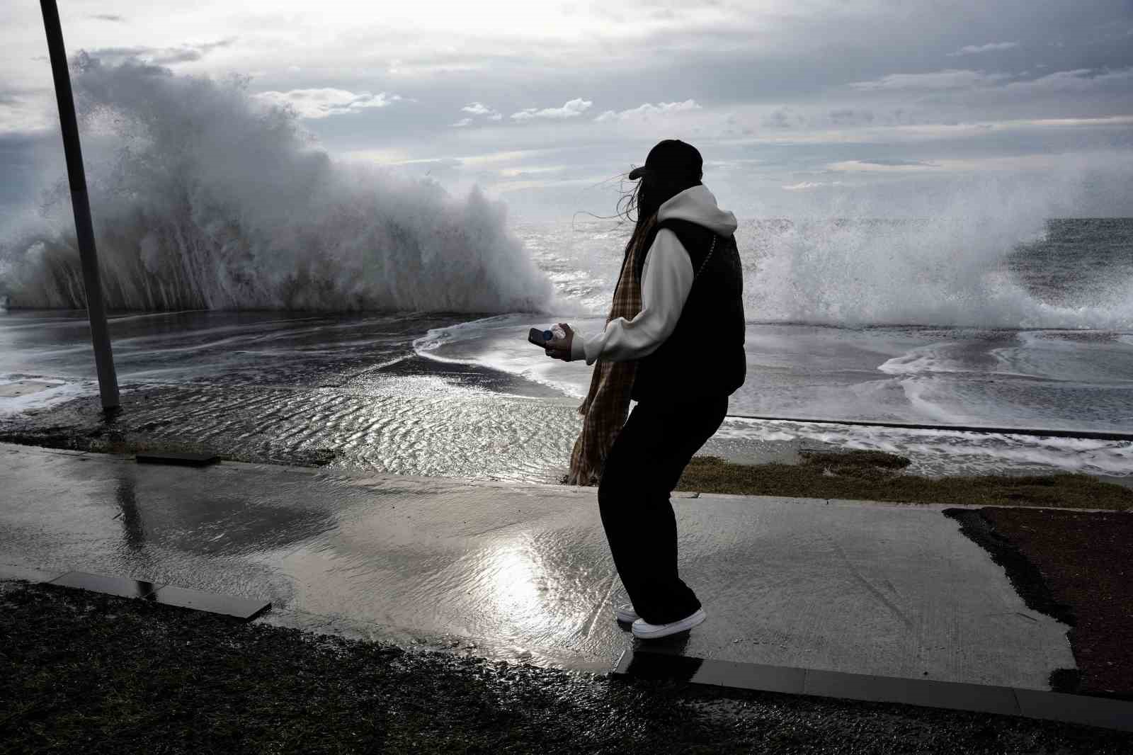 İstanbul’da lodos etkili oldu, dev dalgalar sahili kapladı
