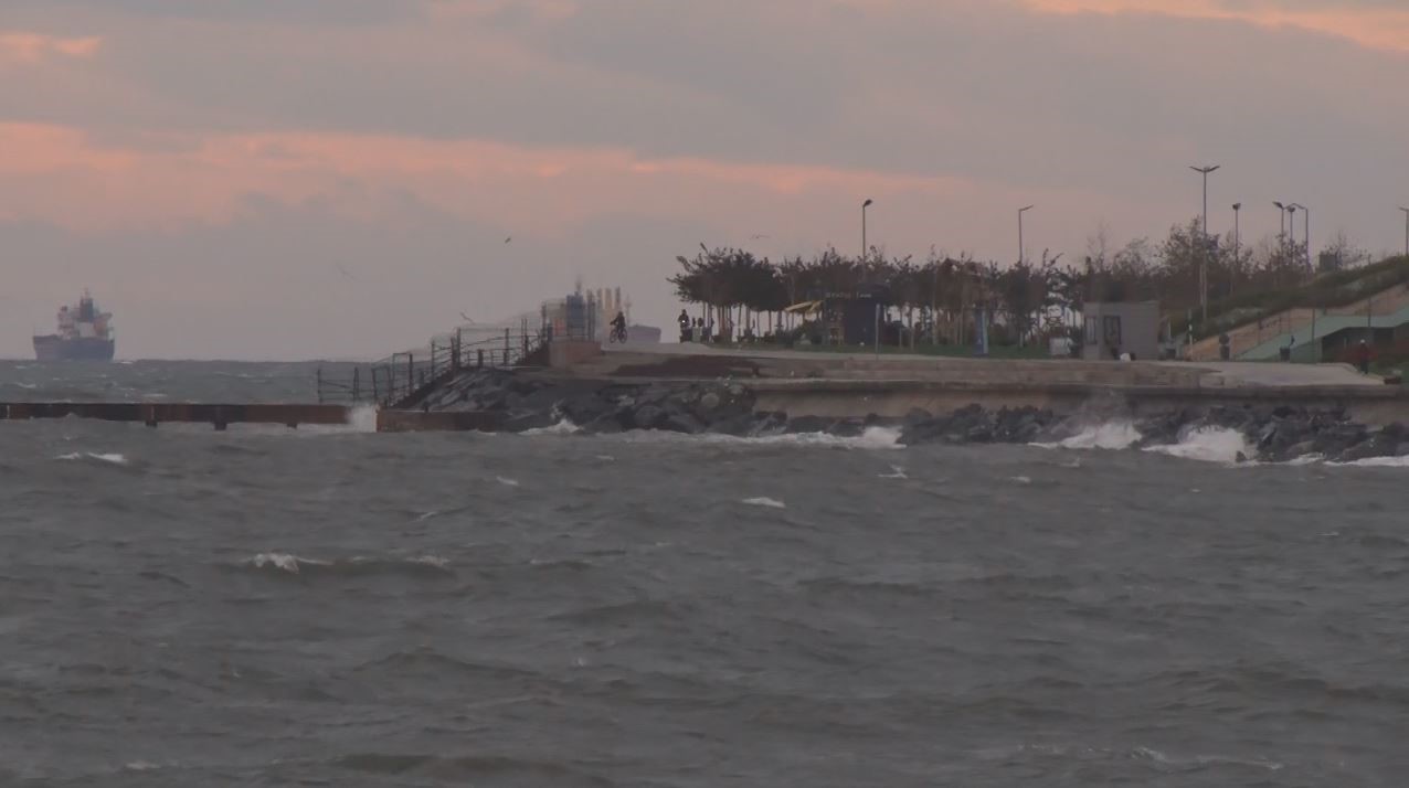 İstanbul’da lodos etkili oluyor: Fatih ve Zeytinburnu’nda dev dalgalar
