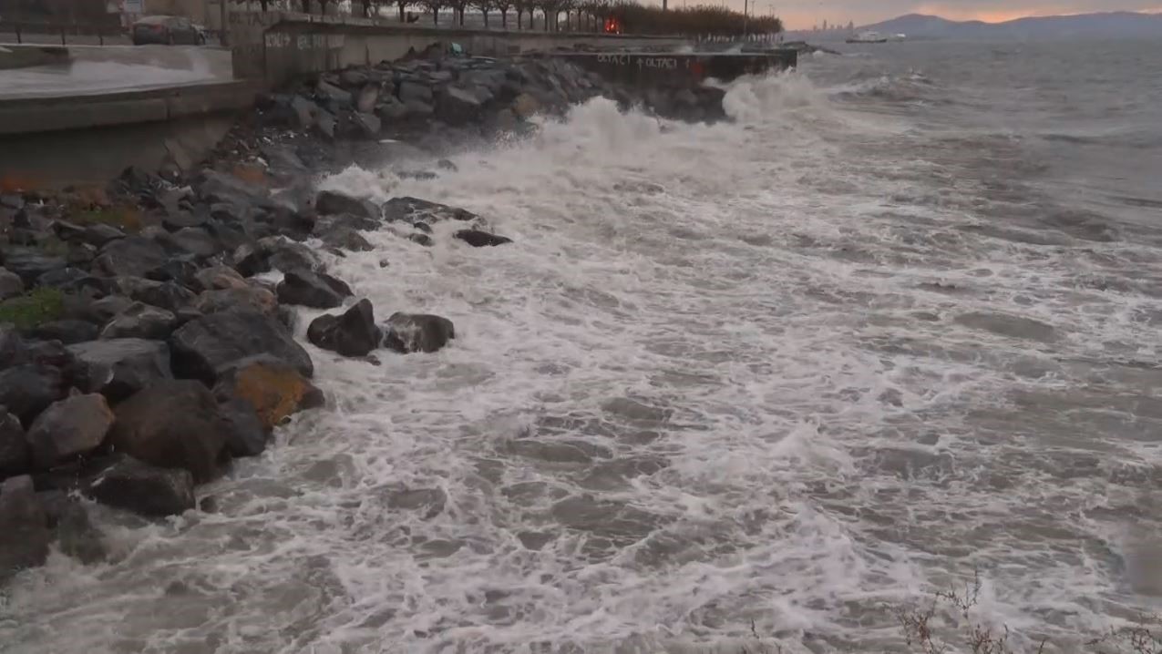 İstanbul’da lodos etkili oluyor: Fatih ve Zeytinburnu’nda dev dalgalar
