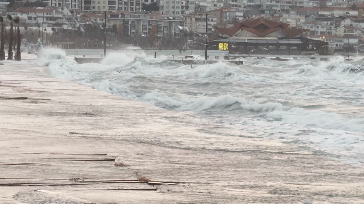 İstanbul’da lodos nedeniyle deniz seferleri iptal edildi
İstanbul’da lodos nedeniyle deniz seferleri iptal edildi