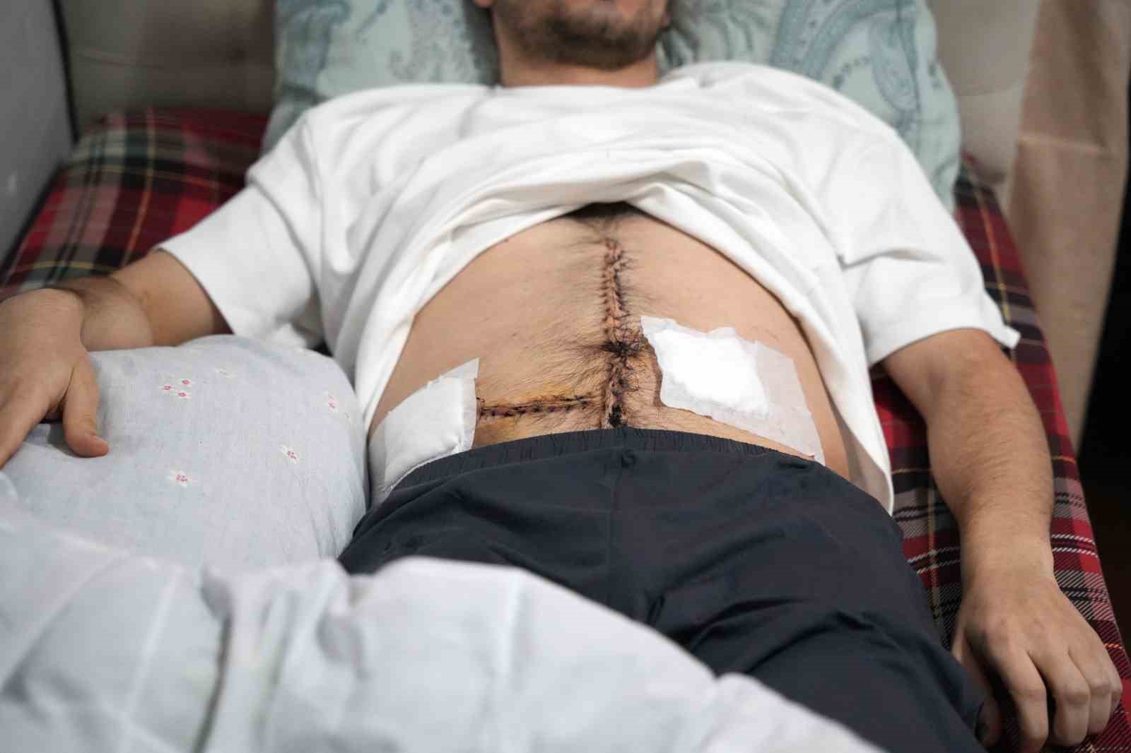 İstanbul’da metro çıkışında dehşet, yardım etmek istedi, 6 yerinden bıçaklandı
