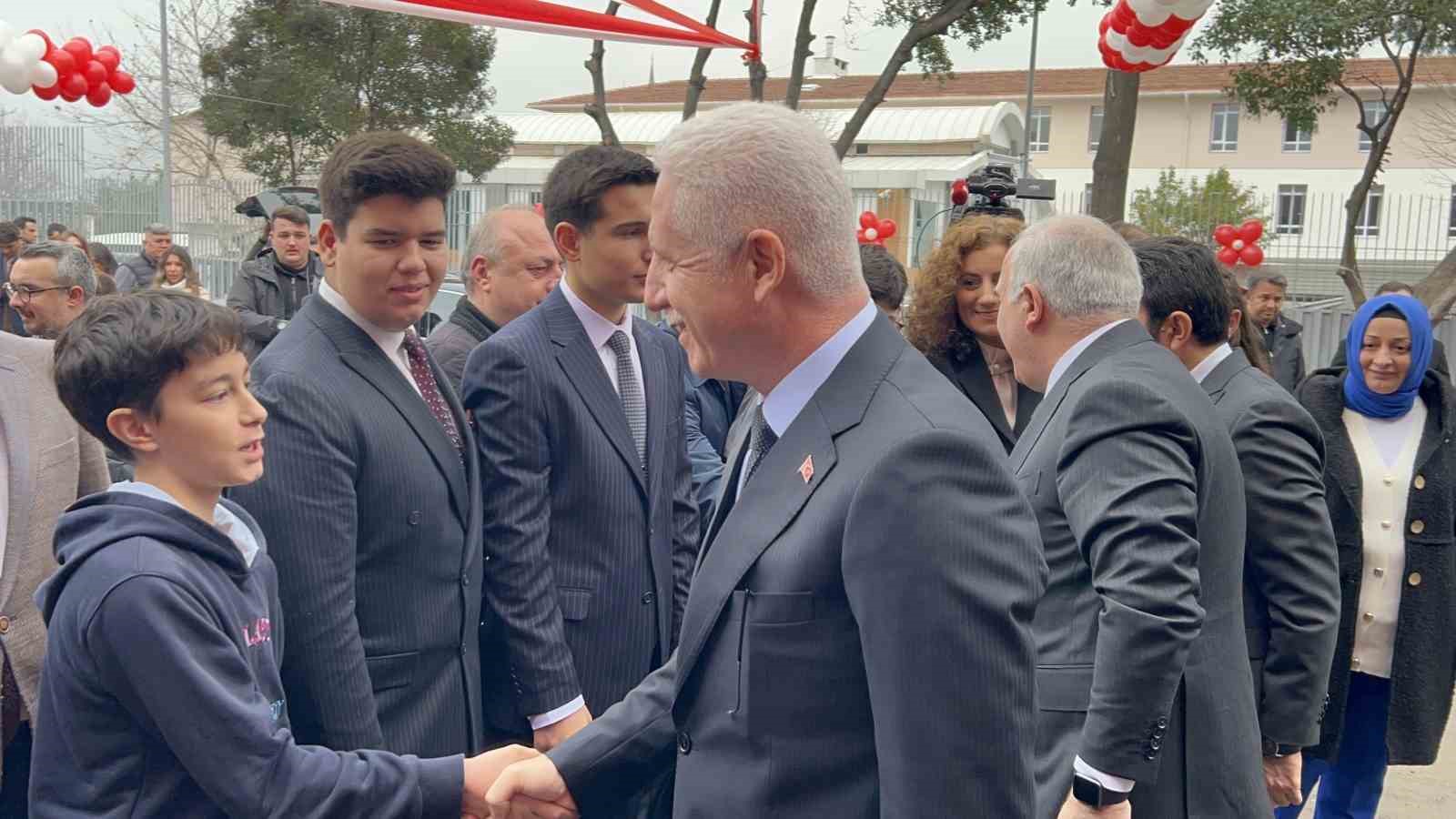 İstanbul’da okullarda karne heyecanı yaşandı
