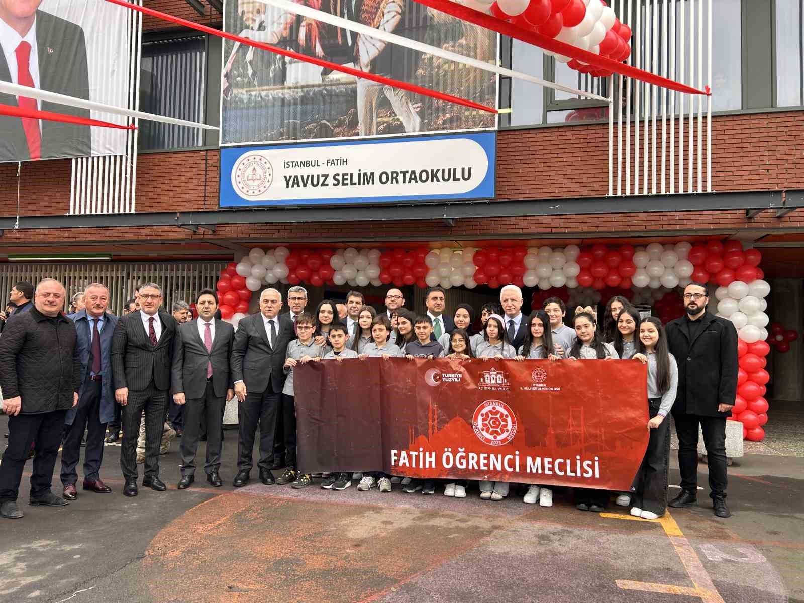 İstanbul’da okullarda karne heyecanı yaşandı
