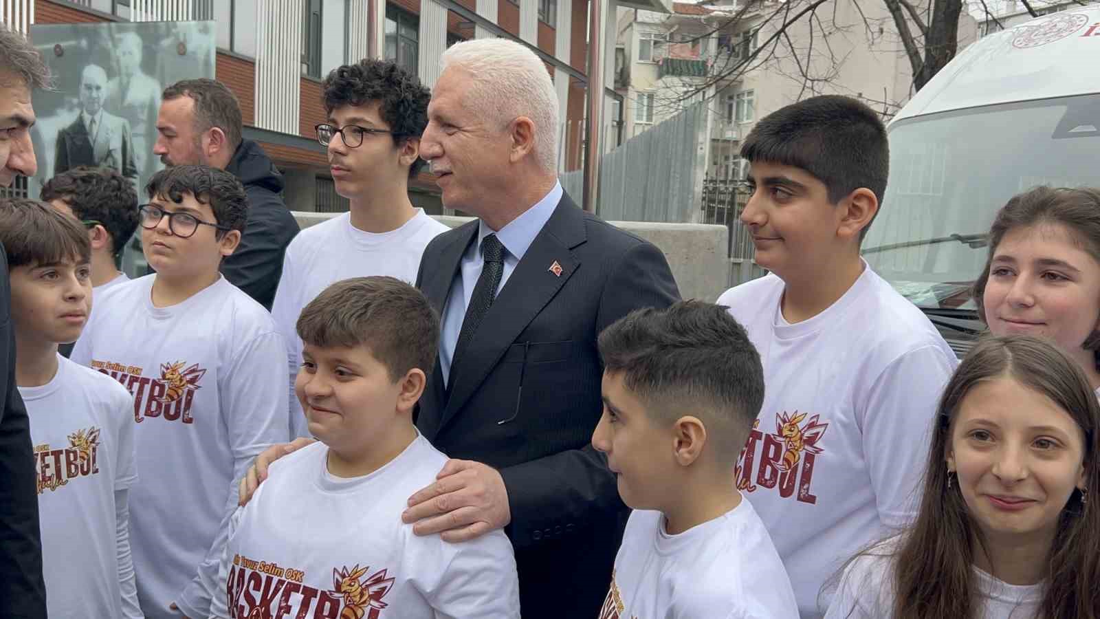 İstanbul’da okullarda karne heyecanı yaşandı
