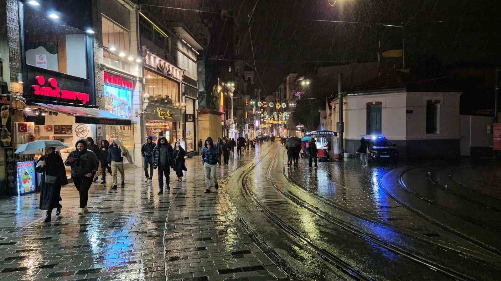 İstanbul’da sağanak yağış etkili oluyor
