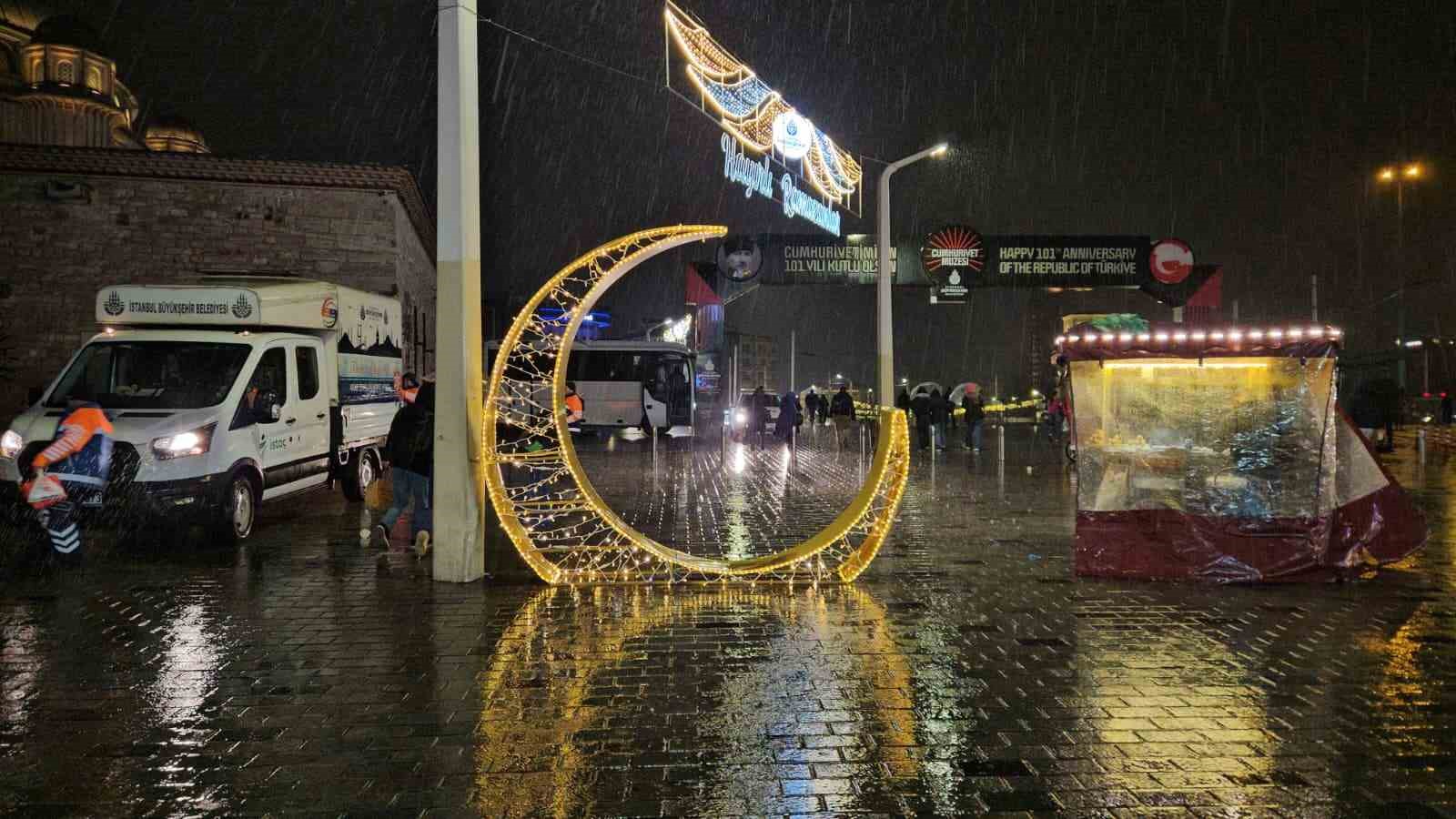 İstanbul’da sağanak yağış etkili oluyor
