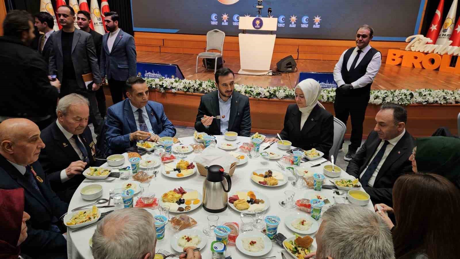 İstanbul’da şehit yakınları ve gaziler iftarda buluştu
İstanbul’da şehit yakınları ve gaziler iftarda buluştu