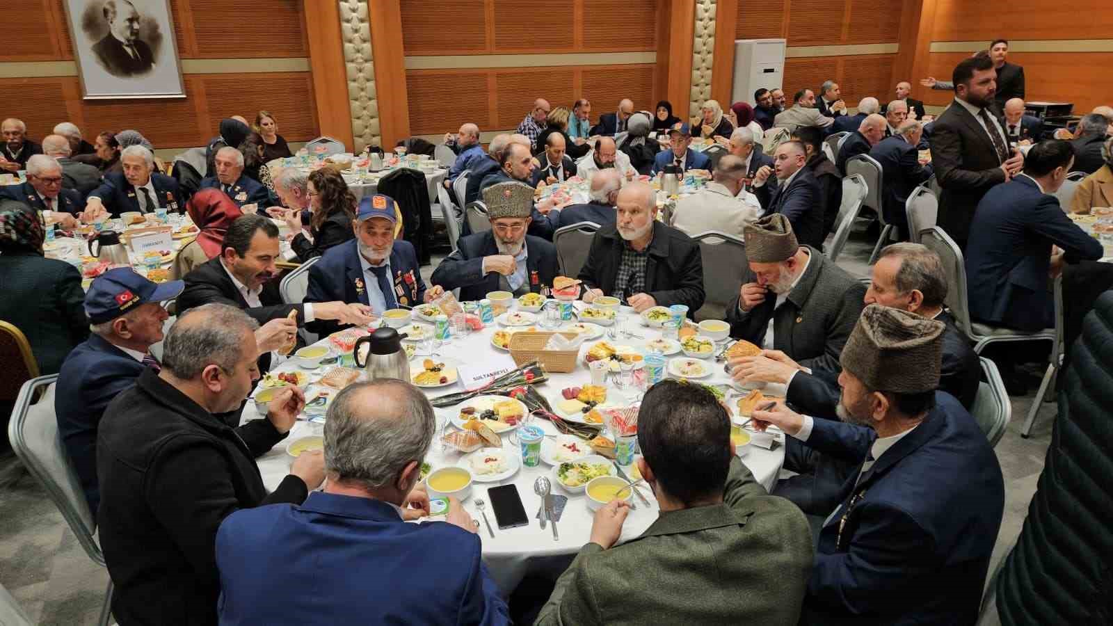 İstanbul’da şehit yakınları ve gaziler iftarda buluştu
İstanbul’da şehit yakınları ve gaziler iftarda buluştu